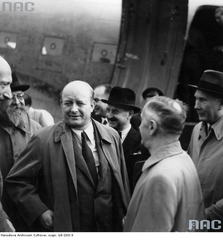 Powitanie premiera Stanisława Mikołajczyka na lotnisku w Londynie po powrocie z wizyty w Moskwie (sierpień 1944 r.) /Z archiwum Narodowego Archiwum Cyfrowego