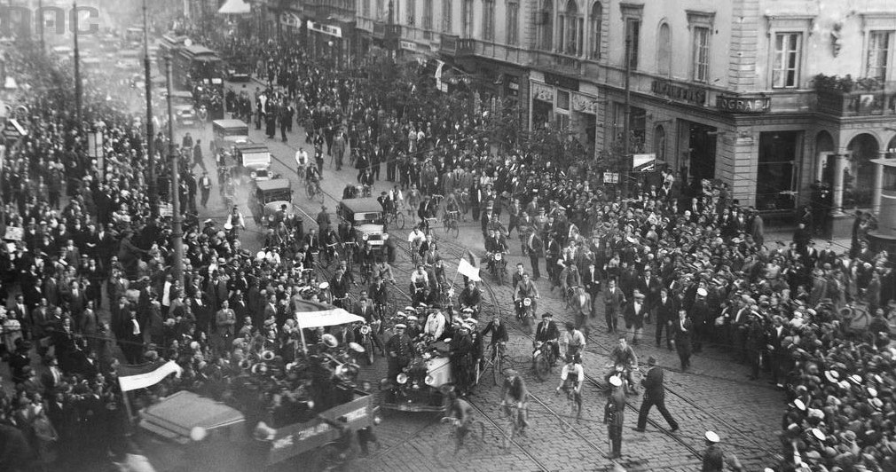 Powitanie w Warszawie polskiej ekipy ze zwycięzcą Międzynarodowych Zawodów Samolotów Turystycznych Challenge 1932 z pilotem Franciszkiem Żwirkiem /Z archiwum Narodowego Archiwum Cyfrowego