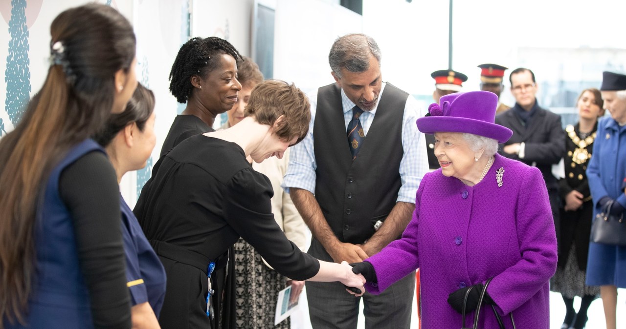 Powitanie z królową jest stresujące. Dlatego monarchini zdecydowanym gestem pierwsza wyciąga dłoń /Getty Images