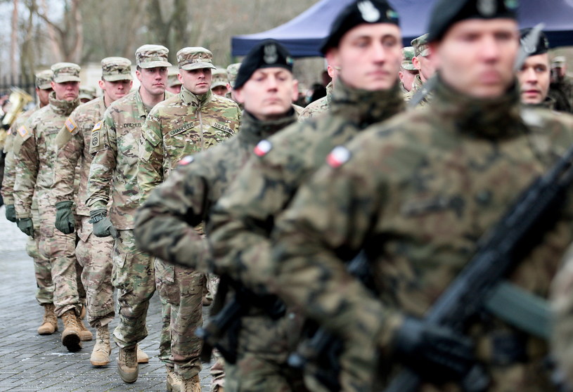 Powitanie żołnierzy amerykańskiej Pancernej Brygadowej Grupy Bojowej w Żaganiu /Lech Muszyński /PAP