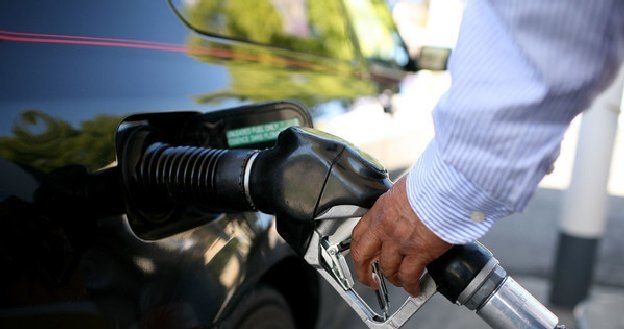 Powodem droższego paliwa jest rosnący popyt oraz osłabianie się złotego do dolara /AFP