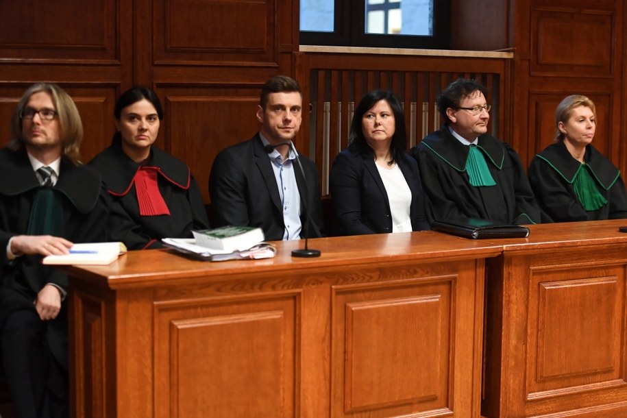 Powodowie Kamil Dziubak (3L), Justyna Dziubak (4L), adwokat Agnieszka Plejewska (P) i radca prawny Grzegorz Sikorski (2P), 3 bm. na sali Sądu Okręgowego w Warszawie /Piotr Nowak /PAP