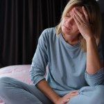 Powoduje "niewyspanie mimo spania". Czym skutkuje spanie w za ciepłej sypialni? 