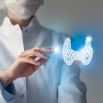 Powoduje "rozpuszczanie kości" i kamienie w nerkach. Tak objawia się gruczolak przytarczyc