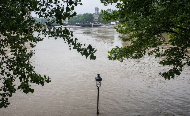 Powódź grozi Paryżowi! Prawdopodobnie zamkną Luwr i część metra