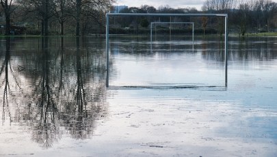 Powódź im nie przeszkodziła. Mecz piłki nożnej w wodzie [NAGRANIE]