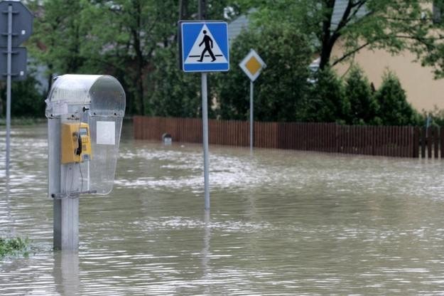 Powódź może utrudnić korzystanie z infrastruktury telekomunikacyjnej Fot. Paweł De Ville /Agencja SE/East News