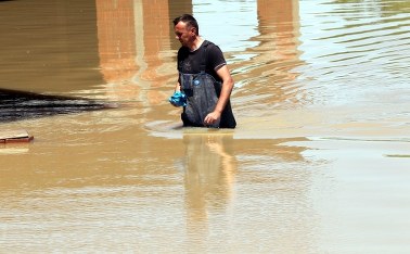 Powódź na Bałkanach: Miliardowe straty, woda wypłukuje miny