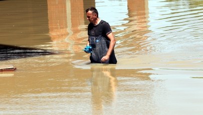 Powódź na Bałkanach: Miliardowe straty, woda wypłukuje miny
