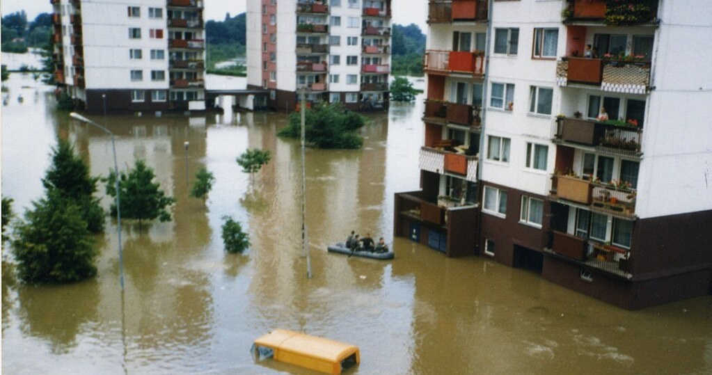 Powódź na wrocławskim osiedlu Kozanów w 1997 roku /J.M.K. Kokot/CC BY-SA 3.0 (https://creativecommons.org/licenses/by-sa/3.0/deed.en) /Wikimedia