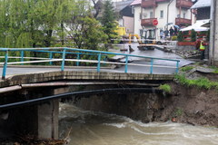 Powódź powoduje kolejne zniszczenia. Osuwający się most w Szczawnicy