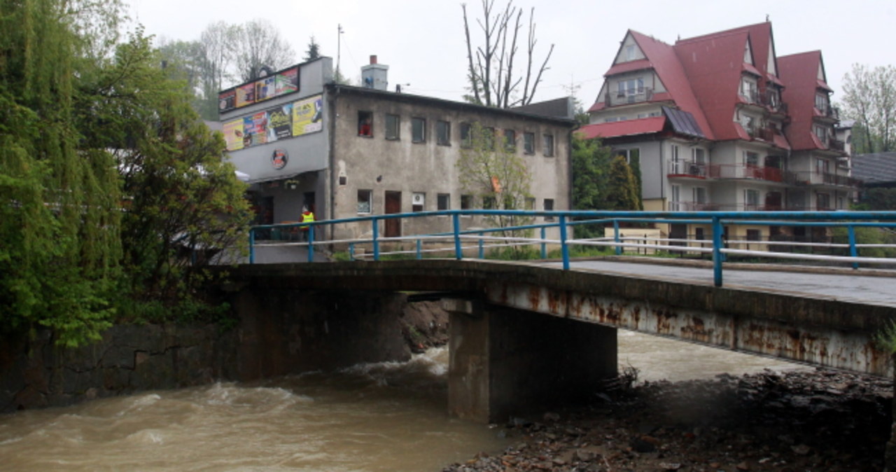 Powódź powoduje kolejne zniszczenia. Osuwający się most w Szczawnicy