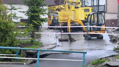 Powódź powoduje kolejne zniszczenia. Osuwający się most w Szczawnicy