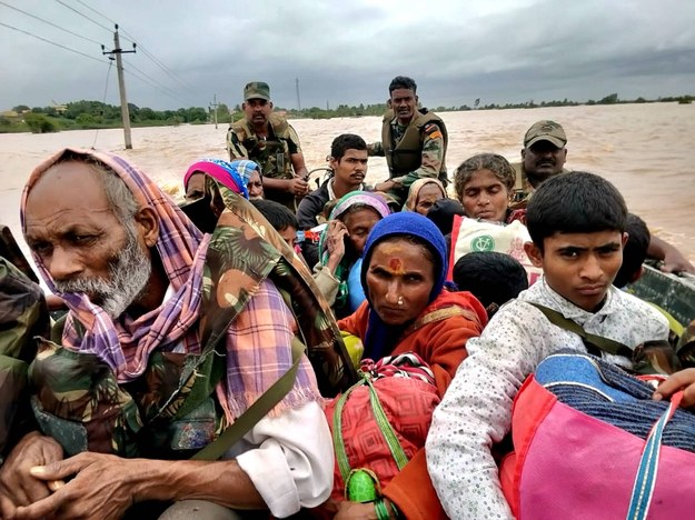 Powódź w Indiach: Nie żyją 93 osoby. Ponad 400 tys. ewakuowano /	INDIAN DEFENSE MINISTRY HANDOUT /PAP/EPA