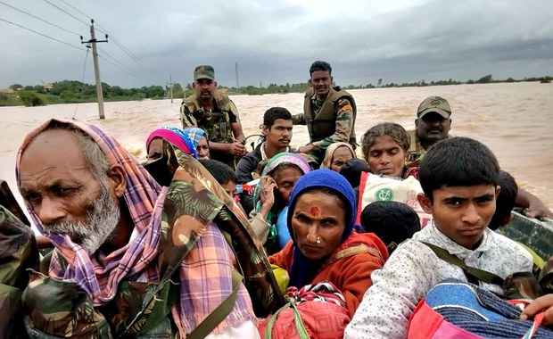 Powódź w Indiach: Nie żyją 93 osoby. Ponad 400 tys. ewakuowano