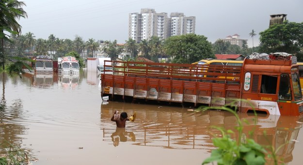 Powódź w Indiach /PRAKASH ELAMAKKARA /PAP/EPA