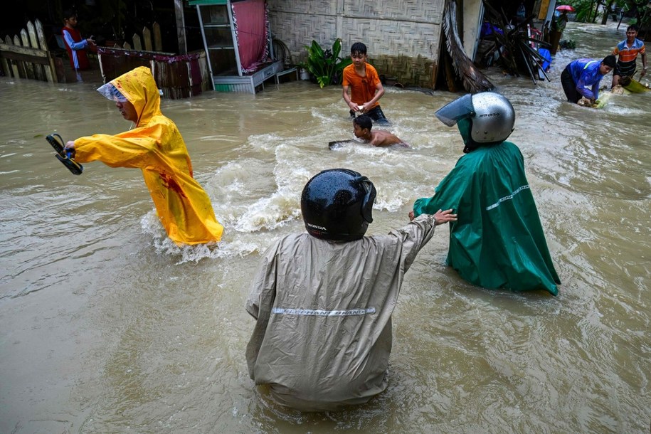 Powódź w mieście Medan na Sumatrze Północnej. /YT HARIONO /East News