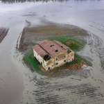 Powódź w rejonie Bolonii. Zalane lotnisko, ulicami płyną rwące potoki [ZDJĘCIA]