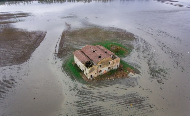 Powódź w rejonie Bolonii. Zalane lotnisko, ulicami płyną rwące potoki [ZDJĘCIA]