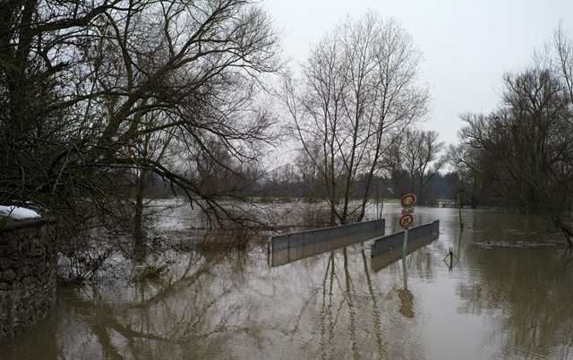 Powódź we Francji. Zdjęcie archiwalne z 2010 r. /PAP/EPA/CHRISTOPHE KARABA /PAP/EPA