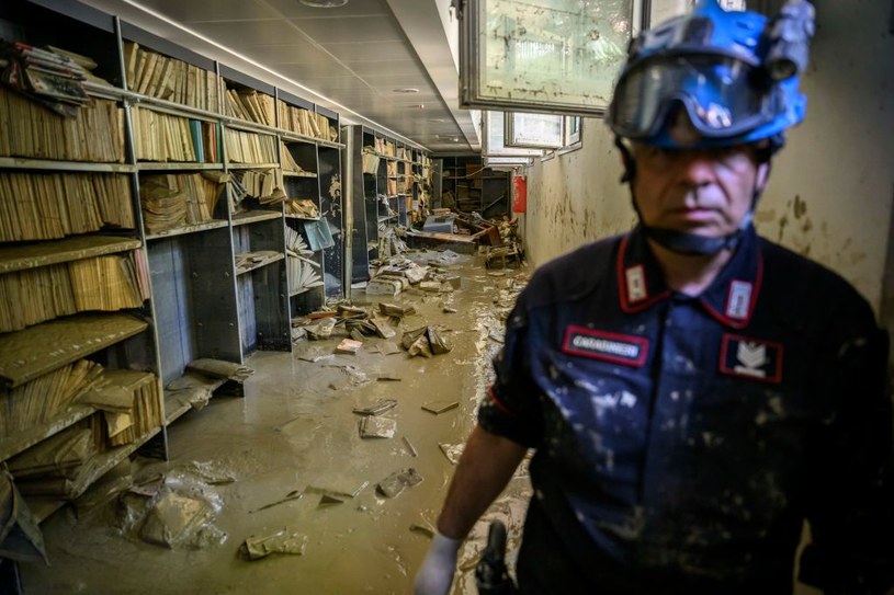 Powódź we Włoszech, wywołana przez zmiany klimatu, spowodowała straty szacowane na 7 mld euro. Uszkodzone zostały m.in. kilkusetletnie manuskrypty. Naukowcy postanowili je zamrozić -w ten sposób szansę na ich uratowanie zwiększają się. /Antonio Masiello/Getty Images /Getty Images