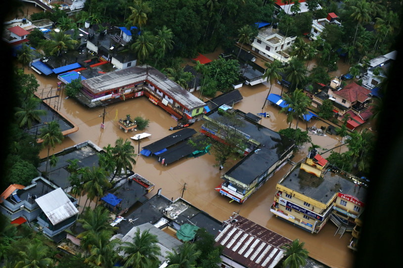 Powódź z Indiach /PRAKASH ELAMAKKARA /PAP/EPA