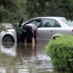 Powódź zalała auto. Czy naprawa samochodu ma sens?