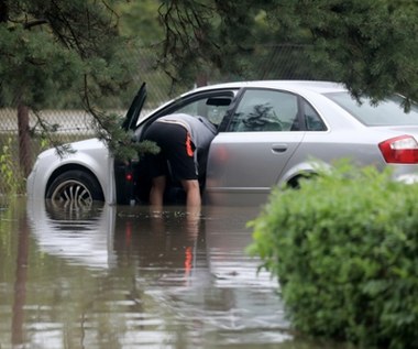 Powódź zalała auto. Czy naprawa samochodu ma sens?