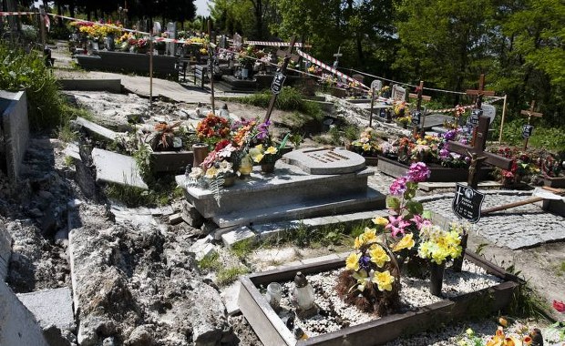 Powódź zniszczyła groby w Rydułtowach