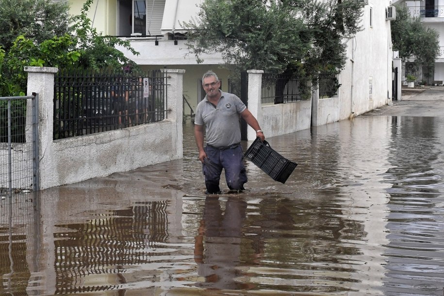 Powodzie i liczne podtopienia to efekt huraganu, który szaleje w Grecji /VASSILIS PSOMAS   /PAP/EPA