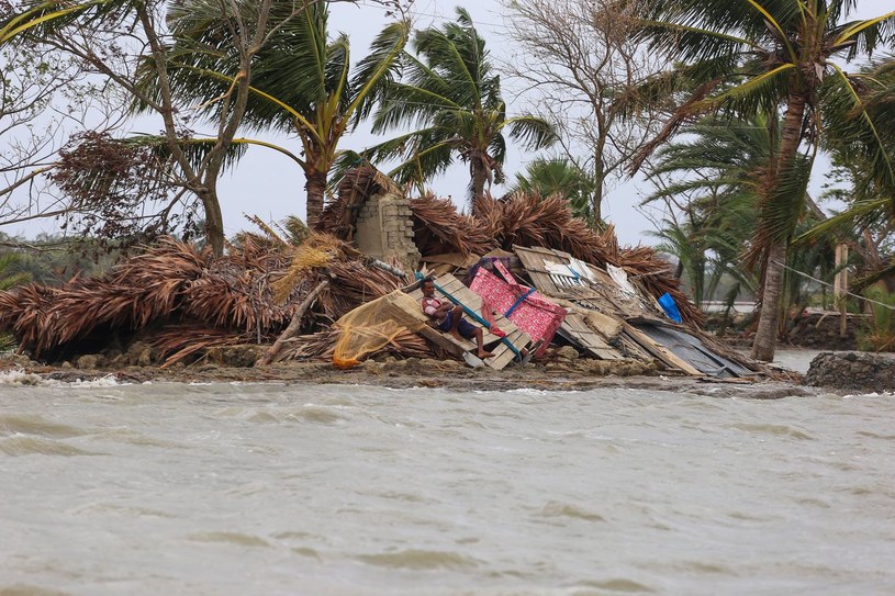 Powodzie po przejściu cyklonu Amphan w Indiach. /Kazimierz Seko /AFP