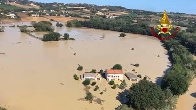 Powodzie po ulewnych deszczach  miejscowościach w środkowych Włoszech /VIGILI DEL FUOCO HANDOUT /PAP/EPA