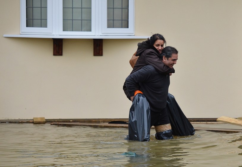 Powodzie w Anglii rozszerzają się w dramatycznym tempie /AFP