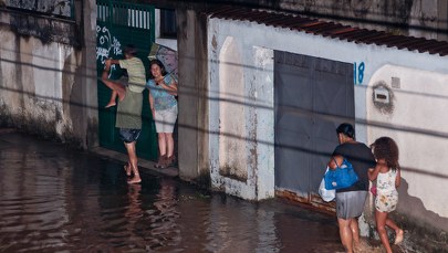 Powodzie w Brazylii. Akcję ratowniczą utrudniają kajmany