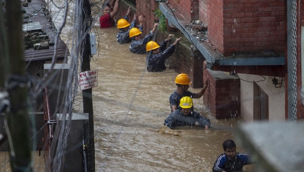 Powodzie w Nepalu /Narendra Shrestha /PAP/EPA