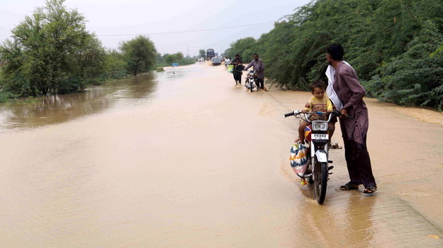 Powodzie w Pakistanie /SAOOD REHMAN /PAP/EPA