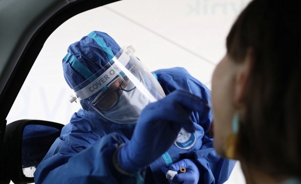 Powrót do obostrzeń tylko w niektórych regionach? Mamy falę zakażeń, a w najbliższym czasie nie będzie lepiej