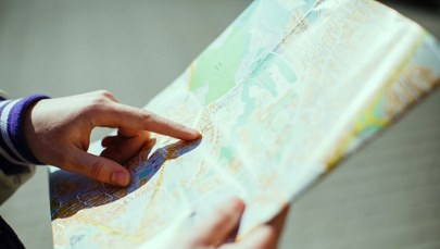 Powrót do przeszłości. Władze Petersburga rozdają papierowe mapy