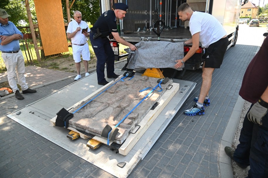 Powrót epitafium był możliwy dzięki bliskiej współpracy Ministerstwa Kultury i Dziedzictwa Narodowego z Komendą Wojewódzką Policji w Szczecinie, Fundacją Muzeum w Wustrau oraz Parafią pw. Świętej Trójcy w Żukowie /Marcin Bielecki /PAP