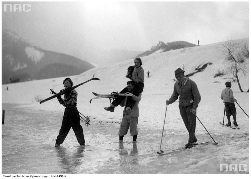 Powrót narciarzy z gór - zdjęcie z 1935 roku /Z archiwum Narodowego Archiwum Cyfrowego