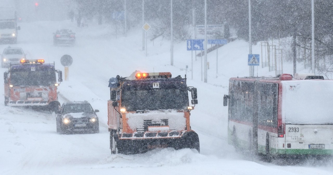 Powrót zimy oznacza trudne warunki drogowe w Polsce /Krzysztof Radzki /East News