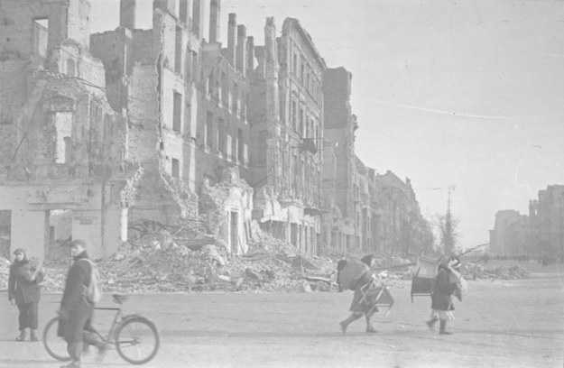 Powroty mieszkańców Warszawy po wyzwoleniu miasta spod okupacji niemieckiej 17 stycznia 1945 roku. Na zdjęciu ulica Marszałkowska róg Alej Jerozolimskich / 	CAF    /PAP