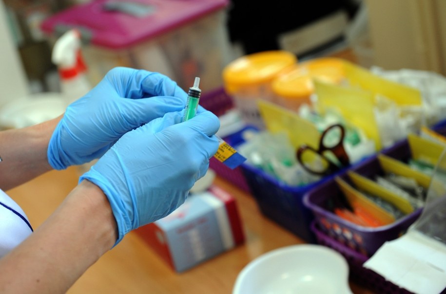 Powstaje test krwi na chorobę Alzheimera /Marcin Bielecki /PAP