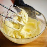 Powstał na dworze Ludwika XIII. Dzisiaj dodaje się go ciast na Trzech Króli