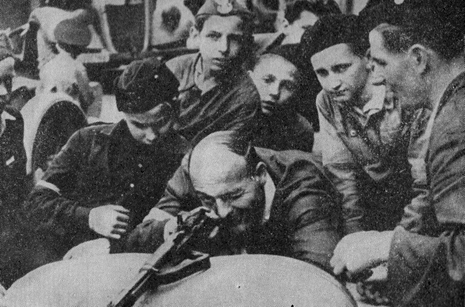 Powstańcy podczas nauki strzelania /	Archive PL / Alamy Stock Photo /PAP/EPA