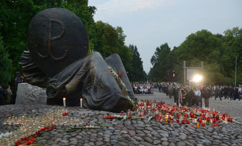 Powstańcy składają kwiaty przed pomnikiem "Polegli Niepokonani" /Radek Pietruszka /PAP