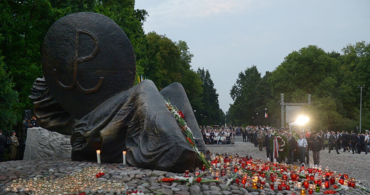 Powstańcy składają kwiaty przed pomnikiem "Polegli Niepokonani" /Radek Pietruszka /PAP