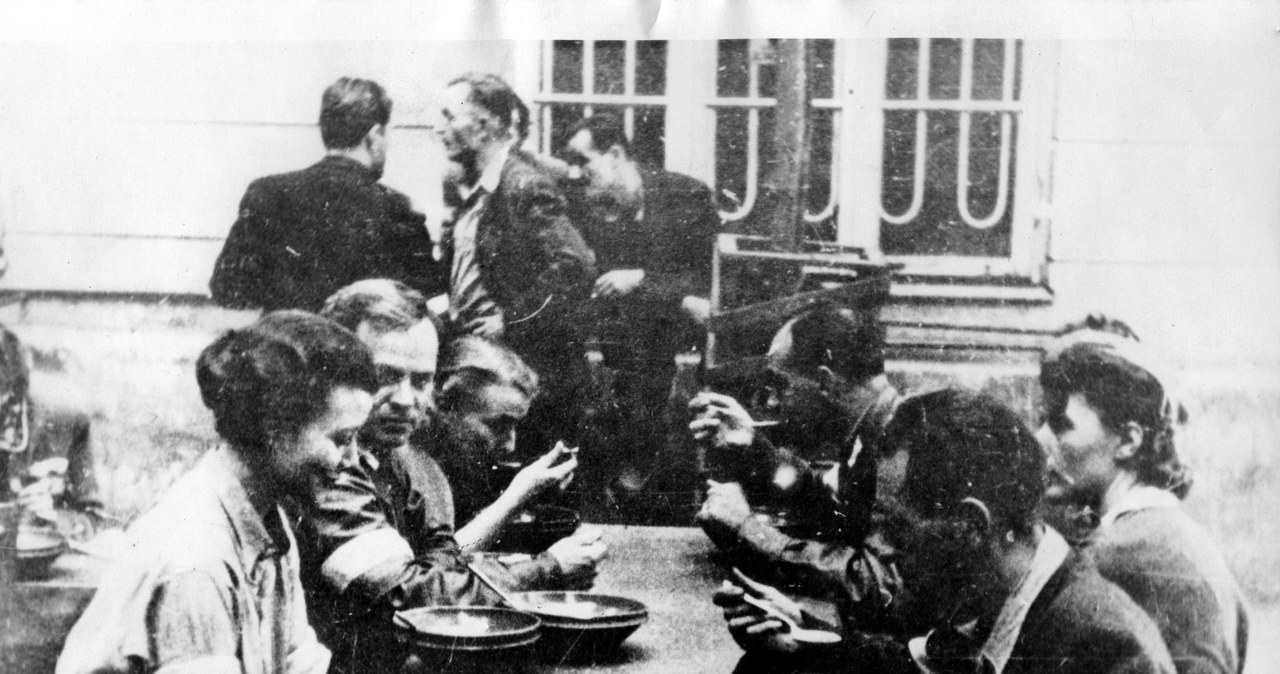 Powstańcy spożywają posiłek /Z archiwum Narodowego Archiwum Cyfrowego