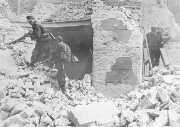 Powstańcy w gruzach Warszawy. Październik 1944 roku /CTK /PAP