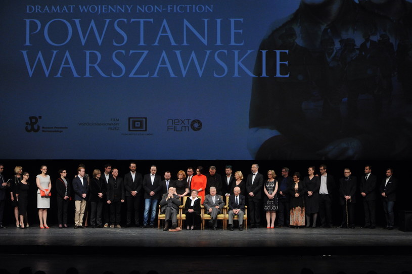 Powstańcy warszawscy, którzy zostali uwiecznieni na zdjęciach dokumentalnych wykorzystanych w filmie, oraz twórcy filmu /Grzegorz Jakubowski /PAP